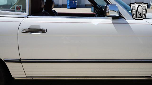 Photo of 1989 White Mercedes-Benz 560SL