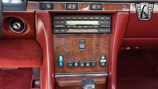 Photo of 1989 White Mercedes-Benz 560SL