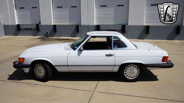 Photo of 1989 White Mercedes-Benz 560SL