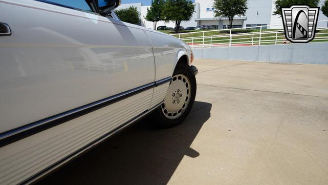 Photo of 1989 White Mercedes-Benz 560SL