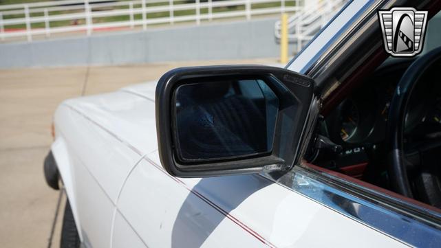 Photo of 1989 White Mercedes-Benz 560SL