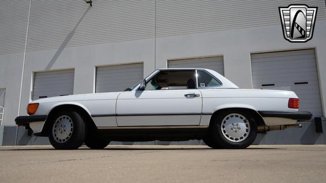 Photo of 1989 White Mercedes-Benz 560SL
