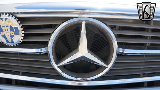 Photo of 1989 White Mercedes-Benz 560SL