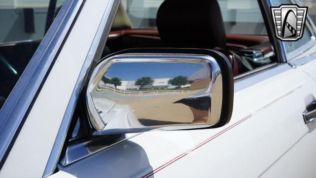 Photo of 1989 White Mercedes-Benz 560SL