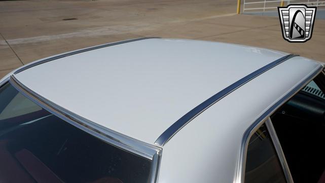 Photo of 1989 White Mercedes-Benz 560SL