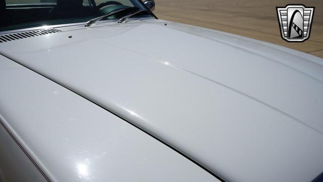 Photo of 1989 White Mercedes-Benz 560SL