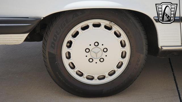 Photo of 1989 White Mercedes-Benz 560SL