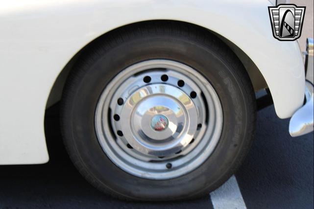 Photo of 1961 White Triumph TR3