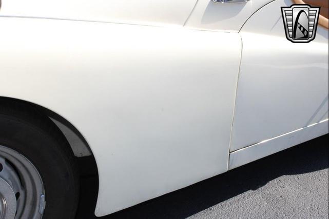 Photo of 1961 White Triumph TR3
