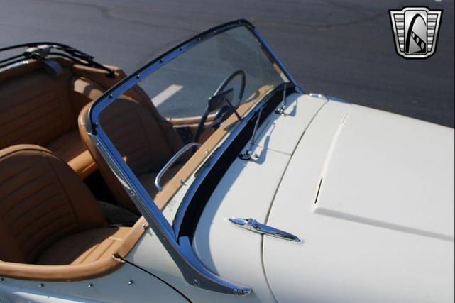 Photo of 1961 White Triumph TR3