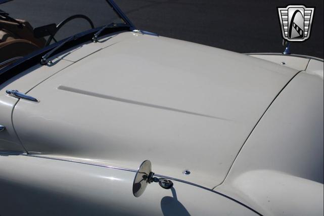 Photo of 1961 White Triumph TR3