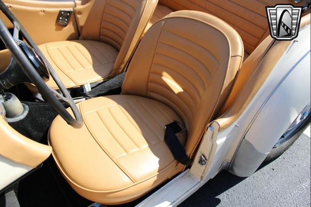 Photo of 1961 White Triumph TR3