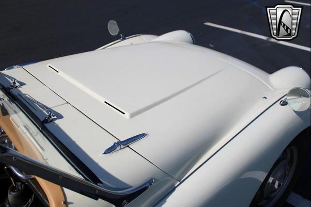 Photo of 1961 White Triumph TR3