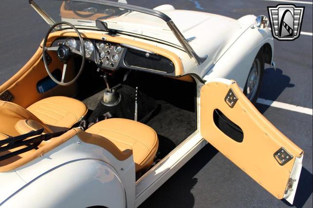 Photo of 1961 White Triumph TR3