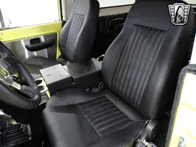 Photo of 1977 Yellow Ford Bronco