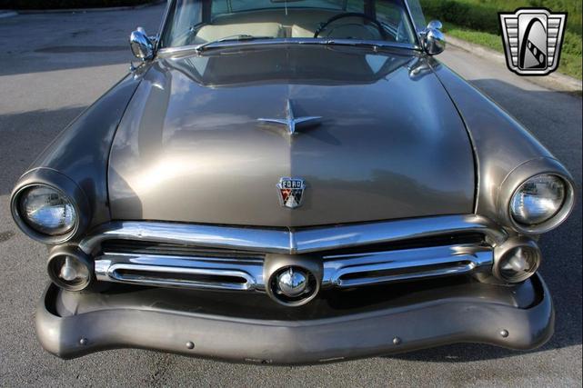 Photo of 1952 Gold Ford Crestline