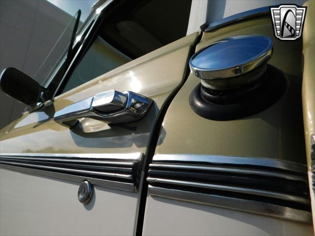 Photo of 1971 Gold/White Chevrolet C10/K10