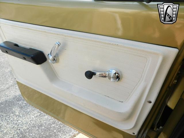 Photo of 1971 Gold/White Chevrolet C10/K10