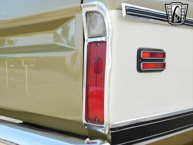Photo of 1971 Gold/White Chevrolet C10/K10
