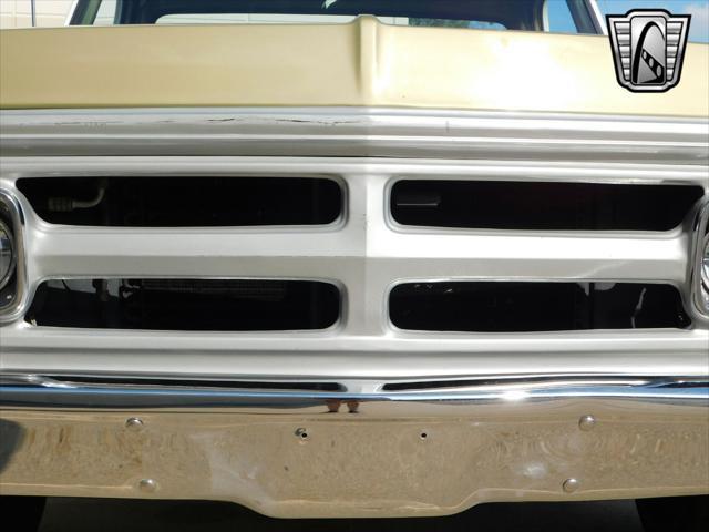 Photo of 1971 Gold/White Chevrolet C10/K10