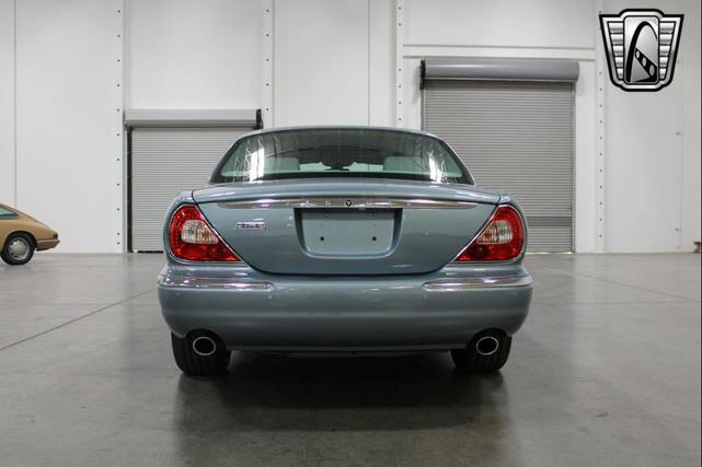 Photo of 2006 Blue Jaguar XJ