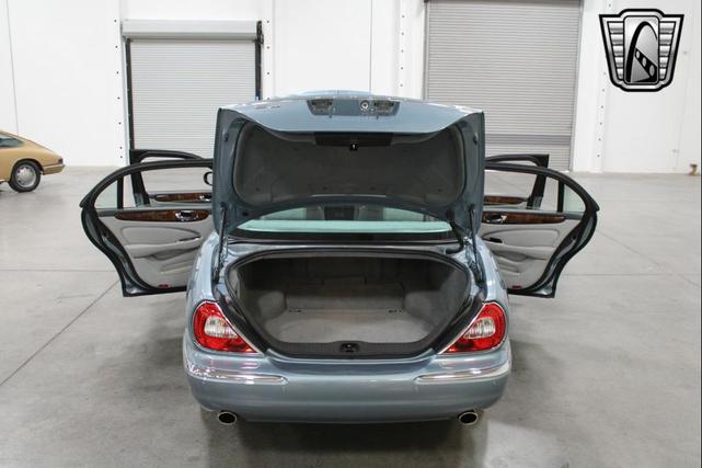Photo of 2006 Blue Jaguar XJ