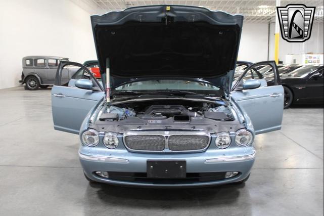 Photo of 2006 Blue Jaguar XJ
