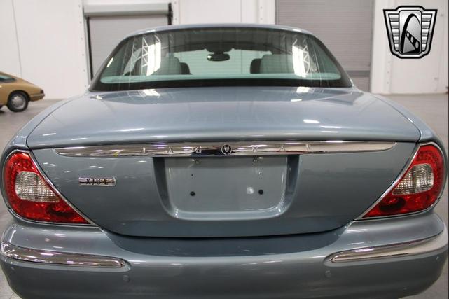 Photo of 2006 Blue Jaguar XJ