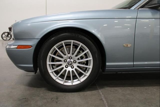 Photo of 2006 Blue Jaguar XJ