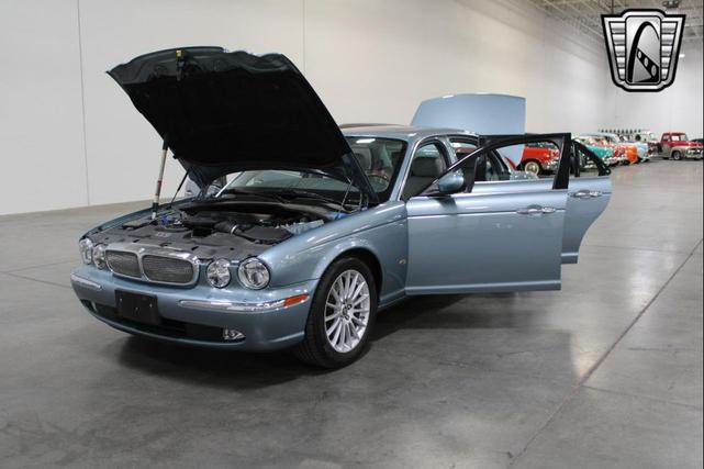 Photo of 2006 Blue Jaguar XJ