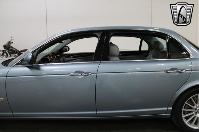Photo of 2006 Blue Jaguar XJ