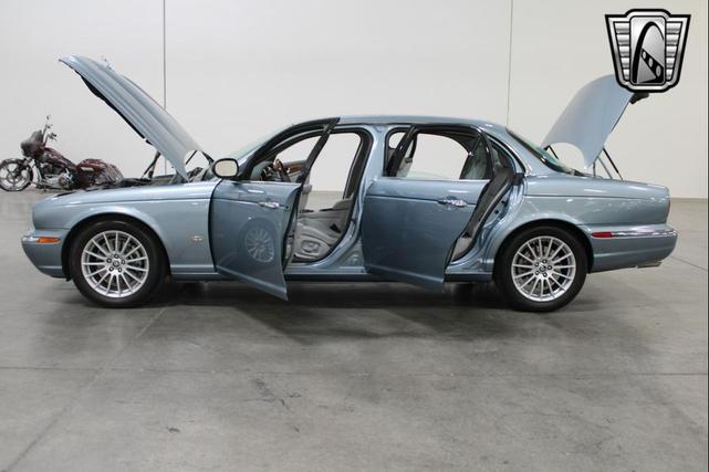 Photo of 2006 Blue Jaguar XJ