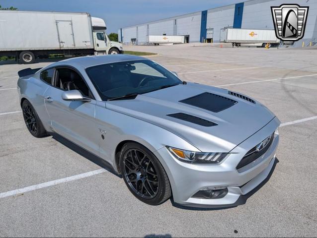 Photo of 2015 Gray Ford Mustang