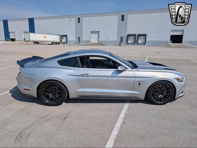 Photo of 2015 Gray Ford Mustang