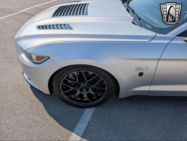 Photo of 2015 Gray Ford Mustang