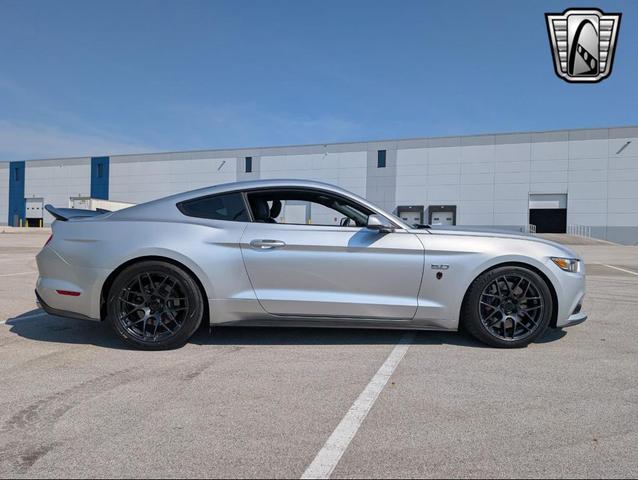Photo of 2015 Gray Ford Mustang