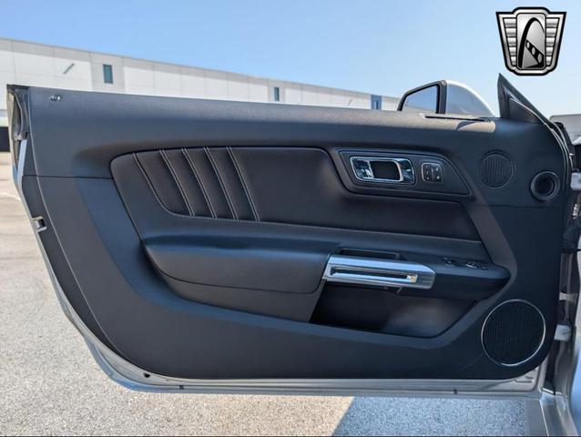 Photo of 2015 Gray Ford Mustang