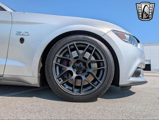 Photo of 2015 Gray Ford Mustang