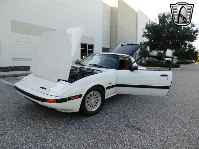 Photo of 1984 White Mazda RX-7