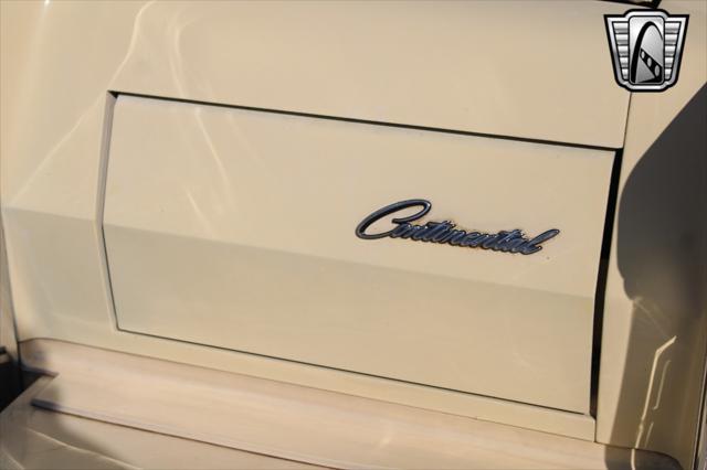 Photo of 1977 Yellow Lincoln Continental