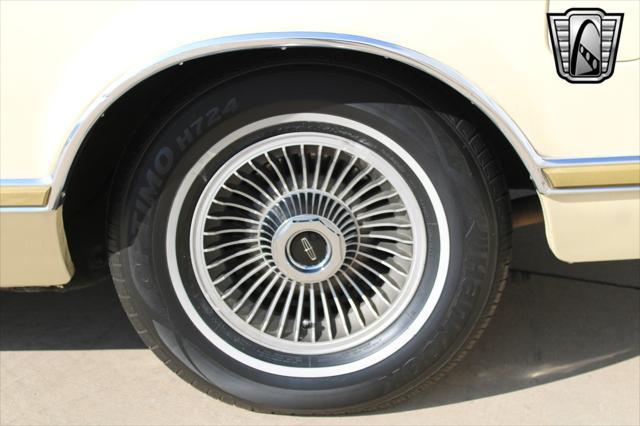 Photo of 1977 Yellow Lincoln Continental