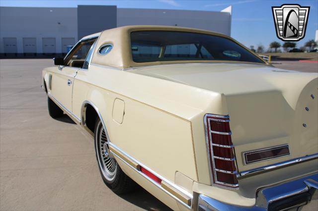 Photo of 1977 Yellow Lincoln Continental