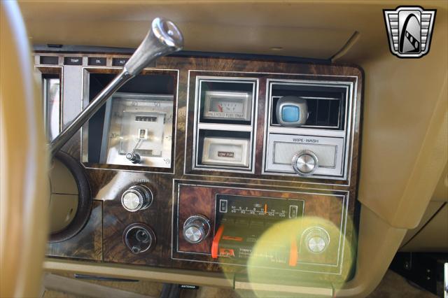 Photo of 1977 Yellow Lincoln Continental