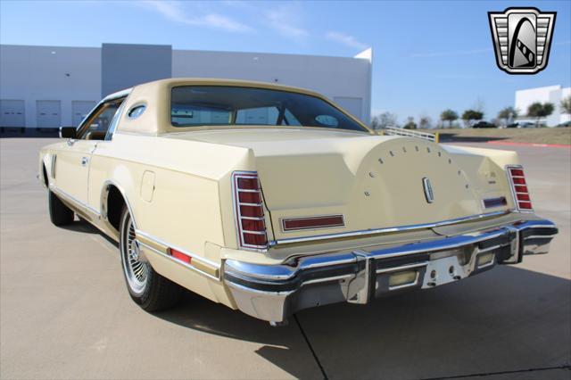 Photo of 1977 Yellow Lincoln Continental
