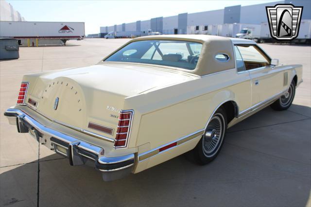 Photo of 1977 Yellow Lincoln Continental
