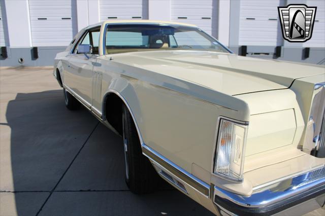 Photo of 1977 Yellow Lincoln Continental