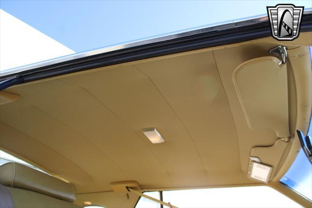 Photo of 1977 Yellow Lincoln Continental
