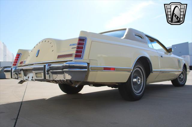 Photo of 1977 Yellow Lincoln Continental