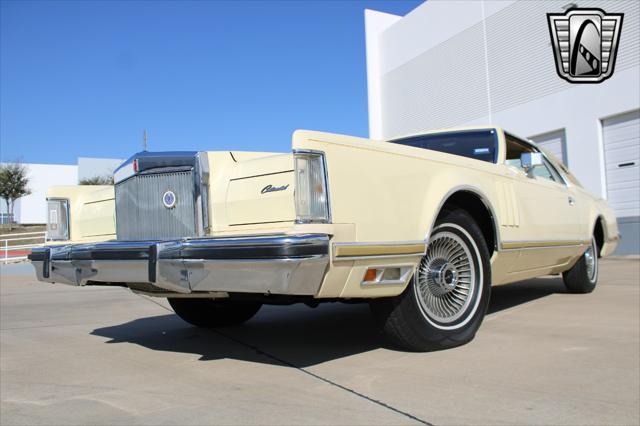 Photo of 1977 Yellow Lincoln Continental