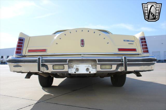 Photo of 1977 Yellow Lincoln Continental